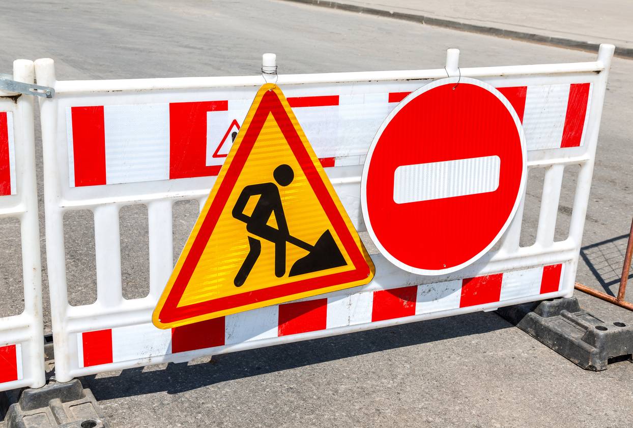 Des panneaux de signalisation sur le chantier